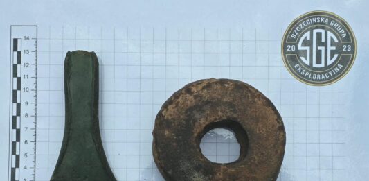 Siekierka z epoki brązu odnaleziona podczas poszukiwań bursztynu (GALERIA) siekierka-i-ciezarek-gliniany