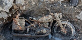 Niski stan rzeki odsłonił szczątki żołnierzy z czasów wojny, motocykl oraz nieśmiertelniki (GALERIA) niemiecki-motocykl