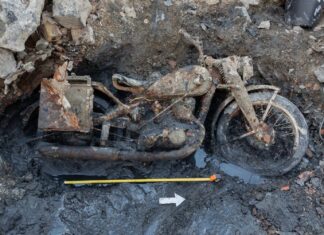 Niski stan rzeki odsłonił szczątki żołnierzy z czasów wojny, motocykl oraz nieśmiertelniki (GALERIA) niemiecki-motocykl