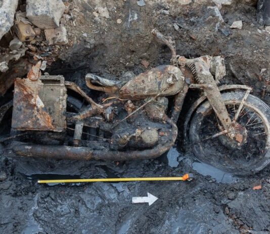 Niski stan rzeki odsłonił szczątki żołnierzy z czasów wojny, motocykl oraz nieśmiertelniki (GALERIA) niemiecki-motocykl