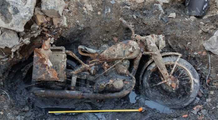 Niski stan rzeki odsłonił szczątki żołnierzy z czasów wojny, motocykl oraz nieśmiertelniki (GALERIA) niemiecki-motocykl