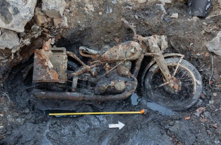 Niski stan rzeki odsłonił szczątki żołnierzy z czasów wojny, motocykl oraz nieśmiertelniki (GALERIA) niemiecki-motocykl