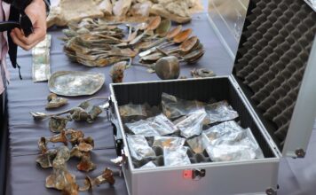 Niesamowity skarb odkryty we Włocławku! W skład wchodzą m.in. złoto, srebro, biżuteria i pieniądze (GALERIA)