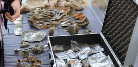 Niesamowity skarb odkryty we Włocławku! W skład wchodzą m.in. złoto, srebro, biżuteria i pieniądze (GALERIA)