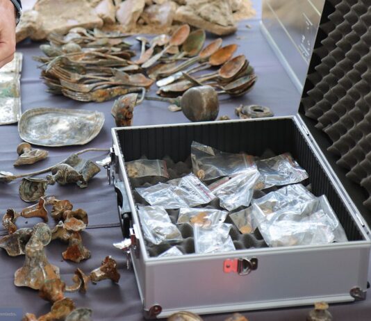 Niesamowity skarb odkryty we Włocławku! W skład wchodzą m.in. złoto, srebro, biżuteria i pieniądze (GALERIA)