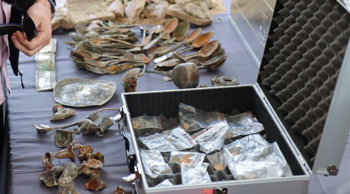 Niesamowity skarb odkryty we Włocławku! W skład wchodzą m.in. złoto, srebro, biżuteria i pieniądze (GALERIA)